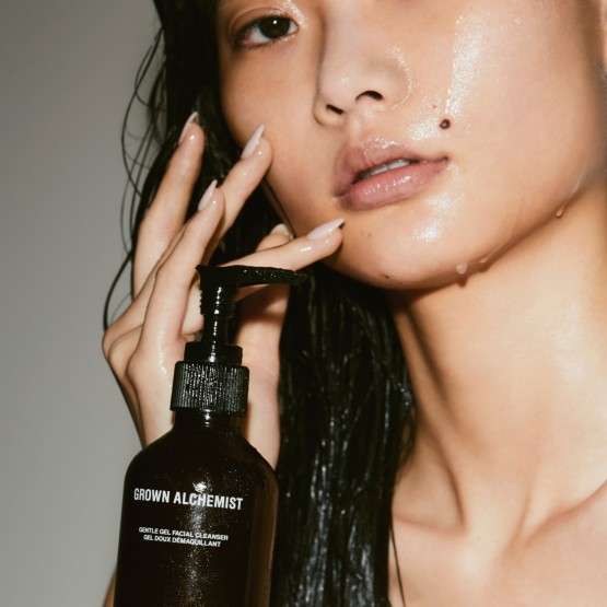 Grown Alchemist Gentle Gel Facial Cleanser - М'який очисний гель для обличчя Лист Герані, Бергамот, Пуп’янки Троянди, 200 мл