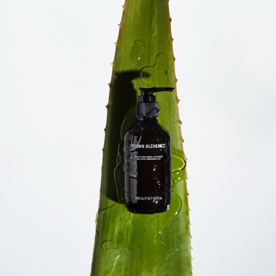 Grown Alchemist Gentle Gel Facial Cleanser - М'який очисний гель для обличчя Лист Герані, Бергамот, Пуп’янки Троянди, 200 мл